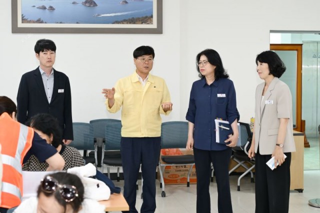 10-3 10-3. 관련사진(변광용 거제시장, 「민생회복 소비쿠폰」 첫 날, 순조롭게 진행).jpg