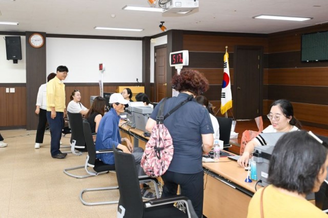 10-4 10-4. 관련사진(변광용 거제시장, 「민생회복 소비쿠폰」 첫 날, 순조롭게 진행).jpg