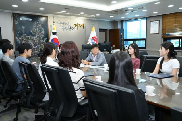 10-2 10-2. 관련사진(대학생 성적우수 장학증서 전달식 (1)).jpg