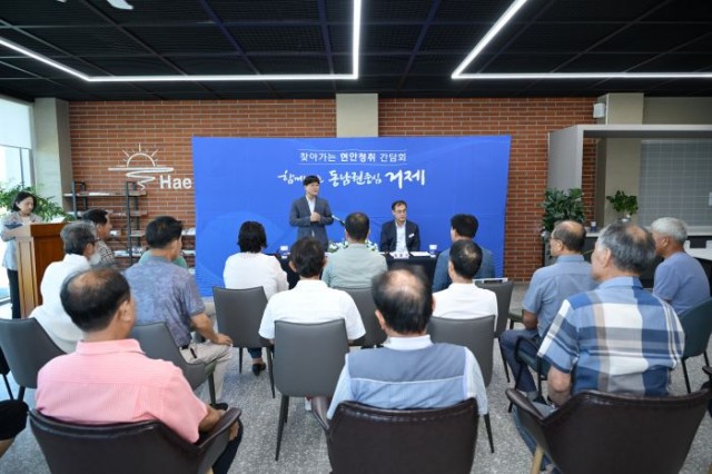 관련사진(변광용 거제시장, 찾아가는 면동현안청취 간담회 반환점 돌아) (1) 관련사진(변광용 거제시장, 찾아가는 면동현안청취 간담회 반환점 돌아) (1).jpg