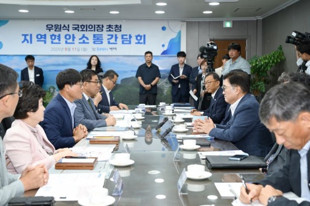 관련사진(거제시, 우원식 국회의원 초청 지역현안 소통간담회 개최) (1) (1) 관련사진(거제시, 우원식 국회의원 초청 지역현안 소통간담회 개최) (1) (1).jpg