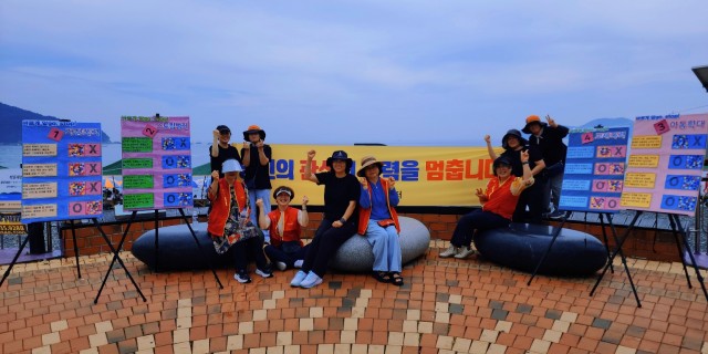 16-2 16-2. 보도사진 1(거제가정상담센터, 학동 흑진주 몽돌해수욕장에서 시민참여 폭력예방 캠페인 실시) (1).jpg