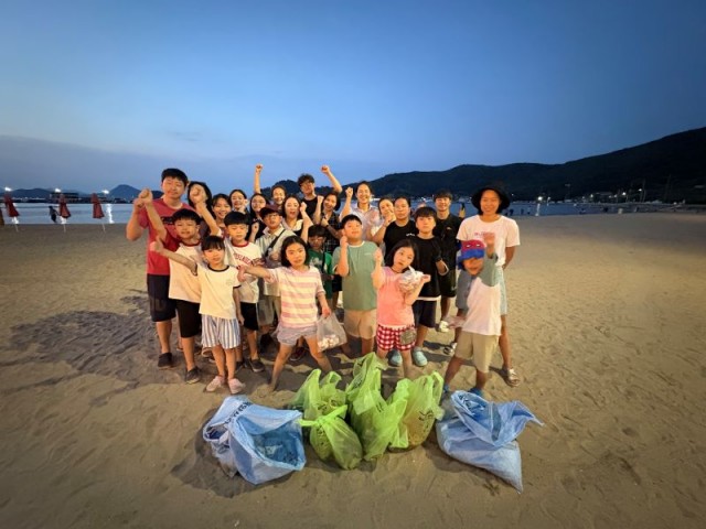 보도사진(거제시가족센터‘함께 그린 가족봉사단’ 사곡해수욕장에서 환경정화 봉사활동 펼쳐) 보도사진(거제시가족센터‘함께 그린 가족봉사단’ 사곡해수욕장에서 환경정화 봉사활동 펼쳐).jpg