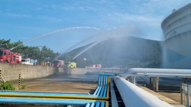 영남권역8개119특수대응단거제석유비축기지에서통합대응훈련실시(1) 영남권역8개119특수대응단거제석유비축기지에서통합대응훈련실시(1).jpg