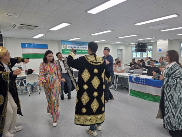1-3. 보도사진(거제외국인근로자지원센터， 우즈베키스탄 독립기념일 기념행사 개최)_2.jpg