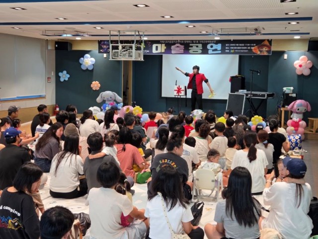 7-2. 보도사진1(거제시육아종합지원센터， 2025년 제1회 가족문화체험공연).jpg