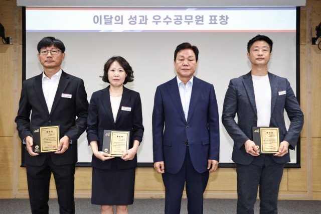 우수공무원시상격려-왼쪽부터건설지원과안연주주무관_홍보담당관임민주주무관_박완수경남도지사_경제기업과조은석주무관.jpg