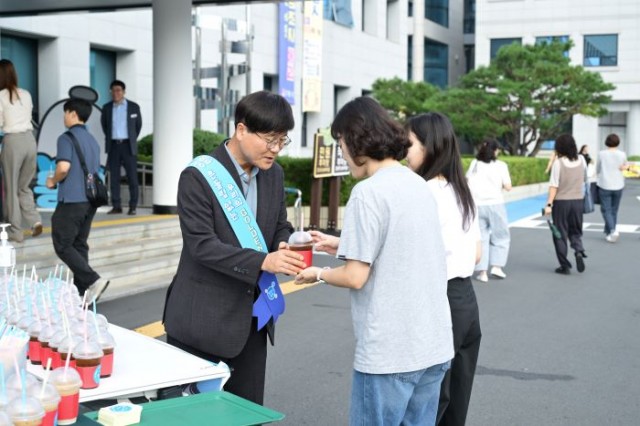 3-3 3-3. 출근길 청렴인사(커피차) 캠페인 (2).jpg