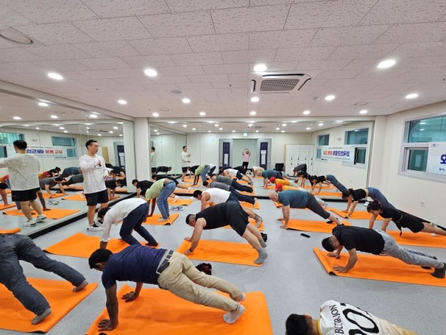 14-2 14-2. 관련사진1(외국인근로자운동교실).jpg