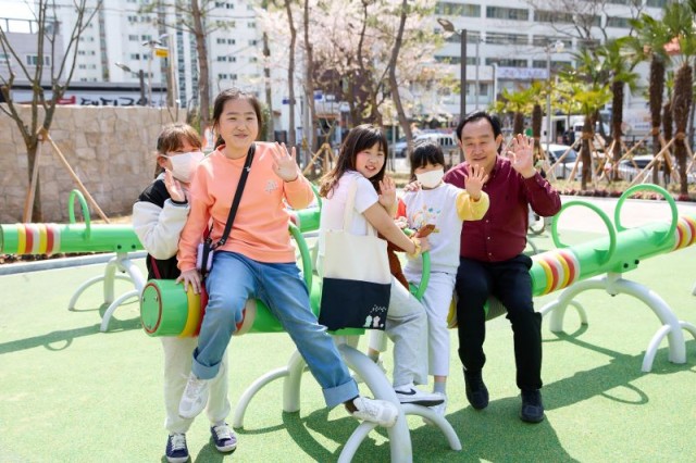 9. 24. - 통영시, ‘최초’라는 수식어가 가장 잘 어울리는 도시 7(무장애 통합놀이터).jpg