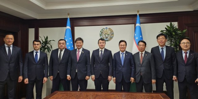 우즈베키스탄경제부총리청사방문(2)-왼쪽부터RahmetovH 우즈베키스탄경제부총리청사방문(2)-왼쪽부터RahmetovH.N.철도청제1부청장_SharipovN.Sh.타슈켄트주부지사_KasimovI.A.투자산업통상부차관_KhodjaevJ.A.부총리겸투자산업통상부장관_JamshidAbduxakim경제부총리.jpg