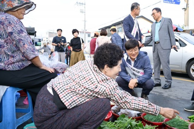 11-3 11-3. 보도사진(거제시, 변광용 시장 전통시장 찾아 민생회복 소비쿠폰 현장점검).jpg