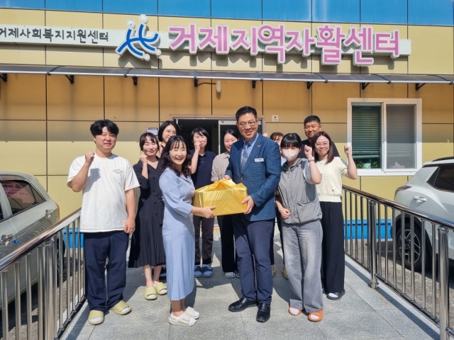 11-5 11-5. 보도자료(거제시, 추석맞이 사회복지시설 및 어려운 세대 위문 … 따뜻한 마음 전달).jpg