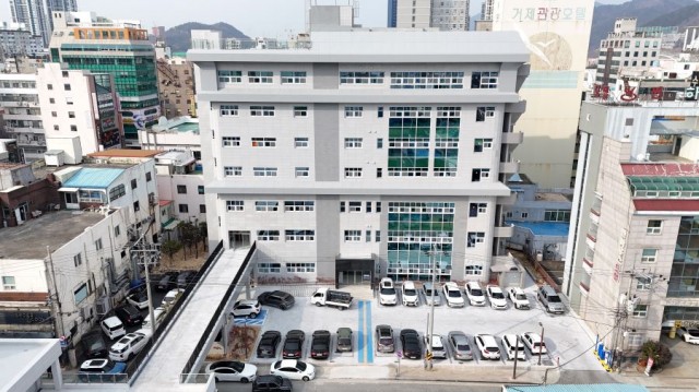 6-2 6-2. 상생협력상가 및 스마트지식기술창업센터 입주자 모집1 (거제 리본 플라자).JPG