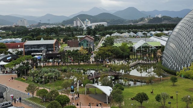 3-2. 보도사진 (거제식물원 추석연휴기간 역대 최대 관람객 기록) (3).jpg