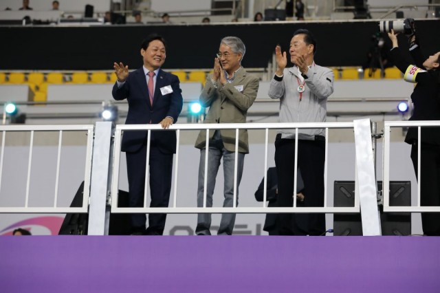 제106회전국체육대회개회식참가(2)-왼쪽부터박완수경남도지사_박종훈경남교육감_김오영경남체육회장 제106회전국체육대회개회식참가(2)-왼쪽부터박완수경남도지사_박종훈경남교육감_김오영경남체육회장.jpg