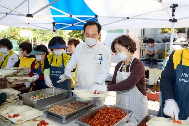 10 10. 21. - 통영시, 사랑의 밥차와 함께하는 ‘자원봉사 페스티벌’ 성황리 개최 1(배식).jpg