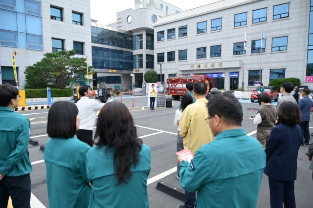 관련사진(거제시,2025년 합동 소방훈련 연계 화재 대비 민방위 훈련 실시) (2) 관련사진(거제시,2025년 합동 소방훈련 연계 화재 대비 민방위 훈련 실시) (2).jpg