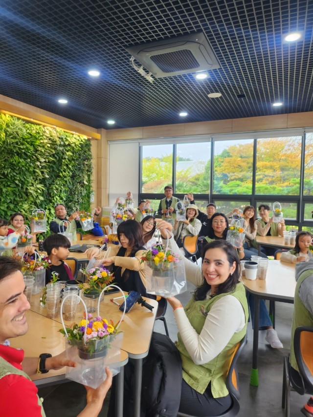 1-2 1-2. 제19회 거제섬꽃축제, 다문화 노래자랑 및 글로벌 체험 프로그램 개최1(작년 참고사진).JPG
