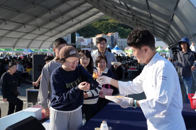 10 10. 28. - 방문객 북적, 교통·주차 술술 통영어부장터축제 두마리 토끼 다 잡았다 4.JPG