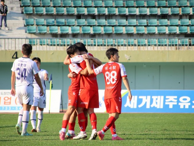 8-2 8-2. 보도사진1(거제시민축구단, 홈에서 대구FC B에 3-1 승리).JPG