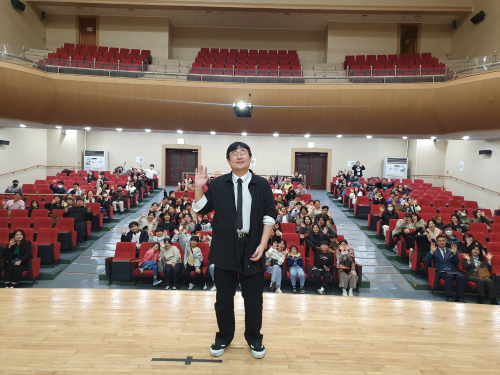 관련사진(거제시, 거제시민자치대학 곽재식 작가 겸 공학박사 강연 성료) 관련사진(거제시, 거제시민자치대학 곽재식 작가 겸 공학박사 강연 성료).png