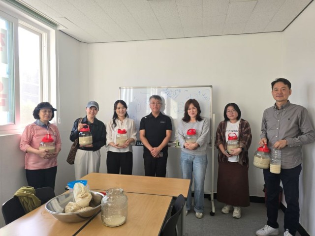 관련사진(외포바다마을작은도서관, 외포막걸리와 함께 막걸리 만들기 체험 행사 운영) 관련사진(외포바다마을작은도서관, 외포막걸리와 함께 막걸리 만들기 체험 행사 운영).jpg