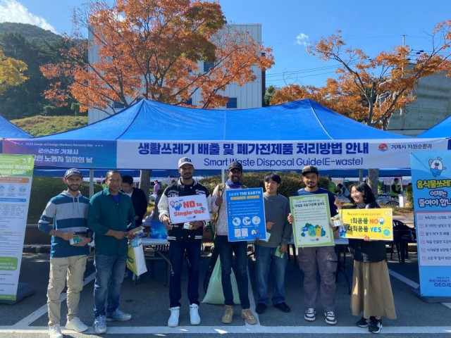 7-2. 사진1(외국인 대상 올바른 생활폐기물 분리배출 캠페인 성료).jpg