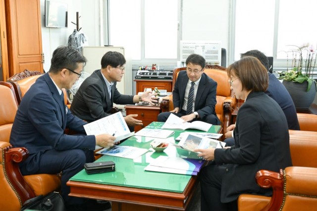 관련사진(남부내륙철도 착공식 거제 개최를 위한 광폭 행보) (1) 한병도 예결위원장 관련사진(남부내륙철도 착공식 거제 개최를 위한 광폭 행보) (1) 한병도 예결위원장.jpg