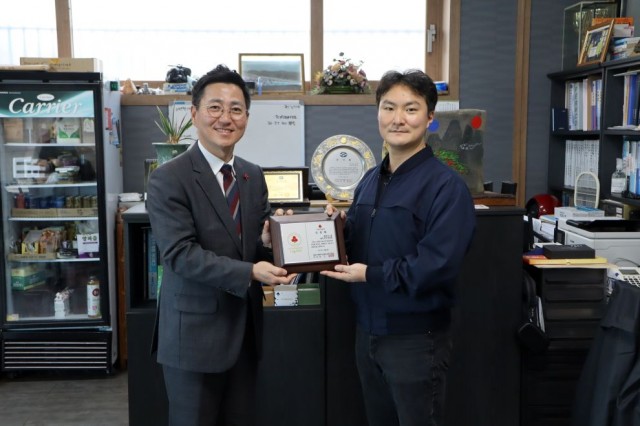 11 11. 5. - 박광호 한유기계 대표, 통영시 3호 나눔리더 가입 1.jpg