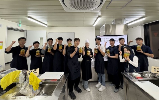 9-2. 보도사진(거제시가족센터， 맨즈클럽 요리교실 2기 성공적 마무리).jpg