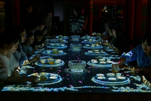 11 11. 6. - 바다를 품은 모두의 광장 문화·관광의 중심 ‘통영 강구안’ 4(2025 국가유산 미디어아트 통영).jpg