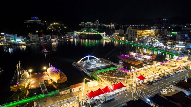 11 11. 6. - 바다를 품은 모두의 광장 문화·관광의 중심 ‘통영 강구안’ 1(강구안 야간전경).jpg