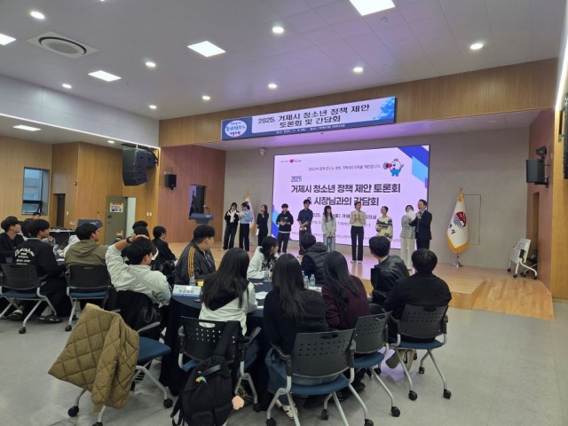 4-4. 보도사진(2025년 청소년정책토론회 및 간담회 개최).jpg