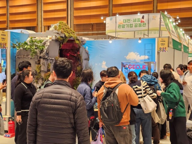 14-2. 관련사진1(거제시， ‘트래블쇼 2025’서 인생샷 명소 ‘근포땅굴’로 눈길).jpg