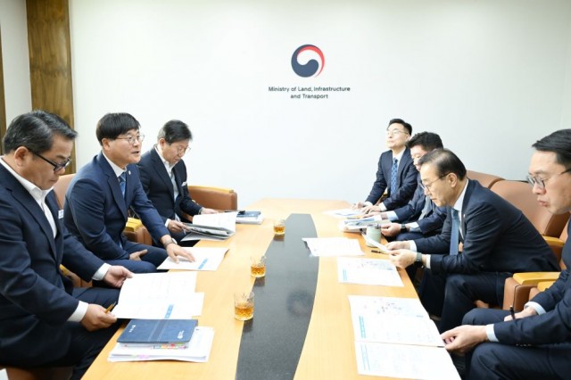 관련사진(남부내륙철도 착공식 거제 개최 적극, 한아세안국가정원 재추진 건의) (2).jpg