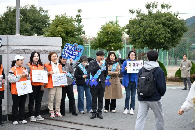 관련사진(변광용 거제시장, 수능 시험장 찾아 수험생 응원) (1) 관련사진(변광용 거제시장, 수능 시험장 찾아 수험생 응원) (1).jpg