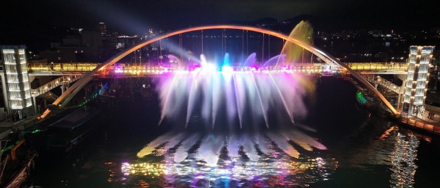 11 11. 13. - 통영시, 빛을 품은‘강구안 미디어파크 페스티벌’ 15일 개최 3(강구안 브릿지 분수쇼).jpg