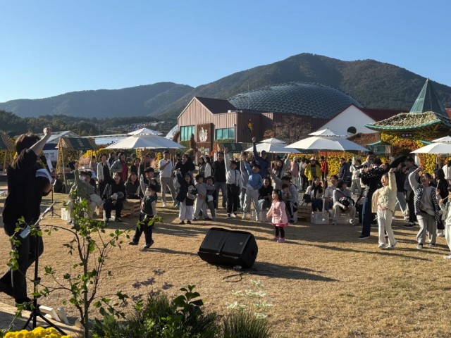 관련사진(청년들의 꿈과 열정,‘2025 청춘설렘마켓’ 성황리 개최) (2) 관련사진(청년들의 꿈과 열정,‘2025 청춘설렘마켓’ 성황리 개최) (2).jpg