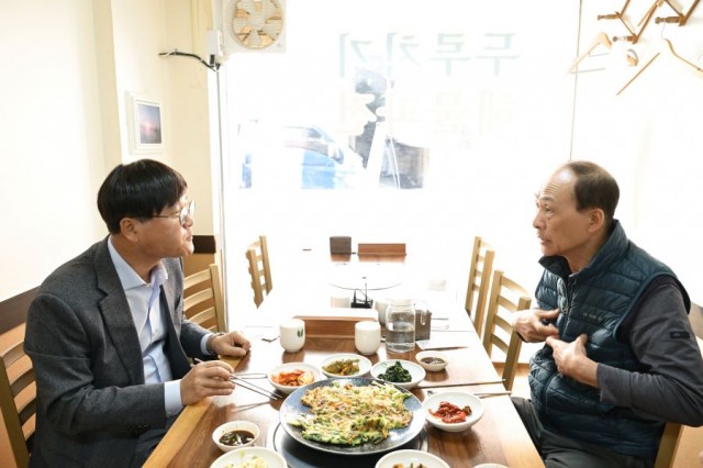 2-3. 관련사진(변광용 거제시장  골목상권에서 민생 살피고 해법 모색) (2).jpg