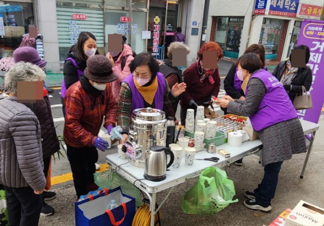 3-2 3-2. 보도사진(거제가정상담센터, 여성폭력추방주간 맞아 거제면 장터에서 여성폭력 예방 캠페인 전개) (1).jpg