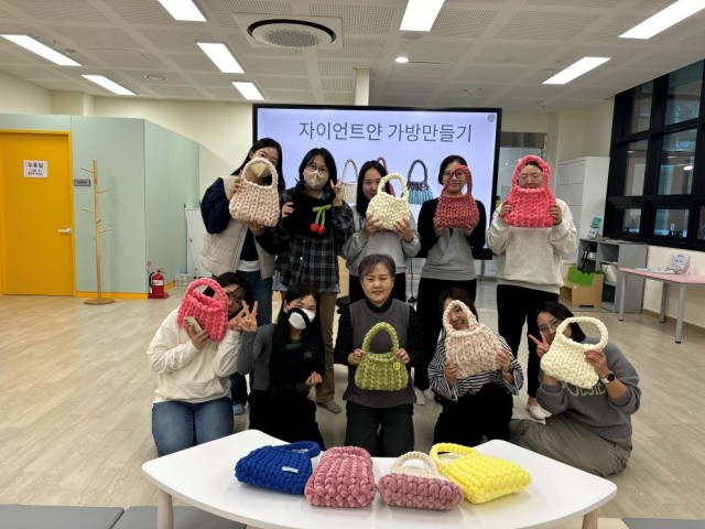 2-2 2-2. 보도사진 1(자이언트얀으로 엮은 힐링의 시간, 거제시가족센터 공예 프로그램 마무리).jpg