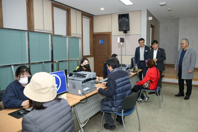 7-2. 보도사진(거제시장 변광용 민생회복지원금 현장점검 실시) (1).jpg