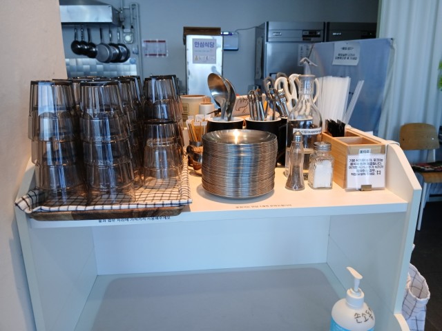 8-2. 보도사진(거제 관광안전 강화, 안심식당 점검 통해 위생 신뢰도 유지).jpg