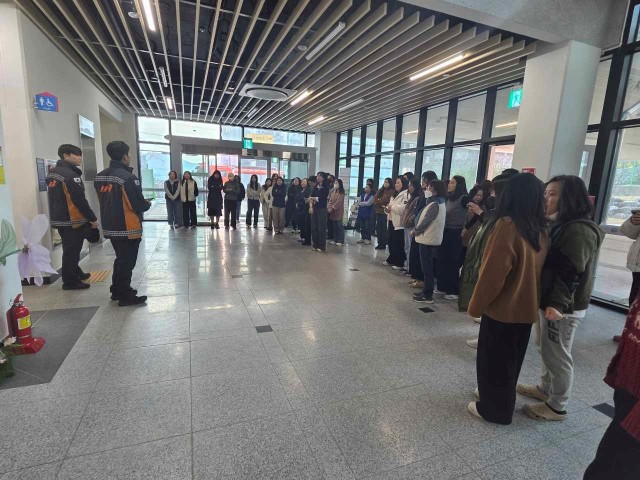 2-2. 보도사진 1(거제시 가정행복지원센터， 체험 중심 소방훈련으로 안전관리 강화).jpg