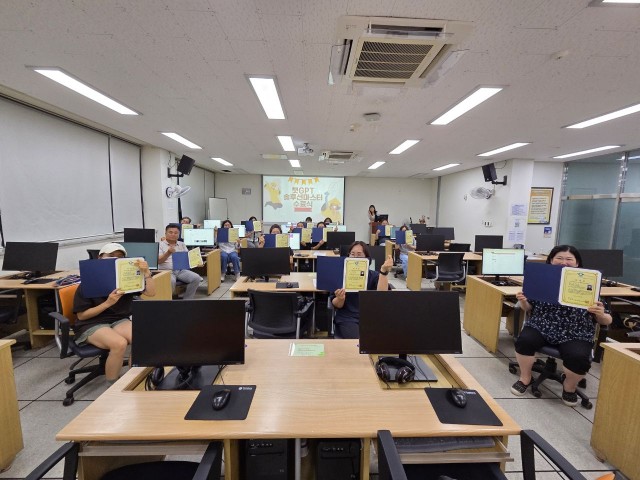 11. 28. - 통영시,‘챗GPT솔루션마스터 자격과정 1․2기’ 성공적 운영 1(1기 수료식).jpg