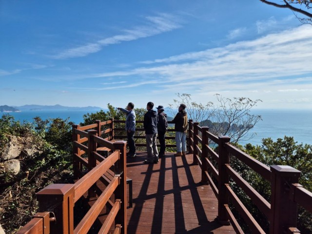 12 12. 1. - 통영 연화도, 섬 숲 경관복원과 생태탐방로 정비를 통한 새로운 관광섬으로 재탄생 3(연화 탐방로 정비사업).jpg