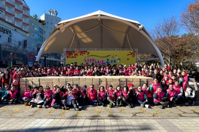 12 12. 1. - 통영을 하나로 버무린 2025 통영시 김장나눔 축제 개최 1.jpg