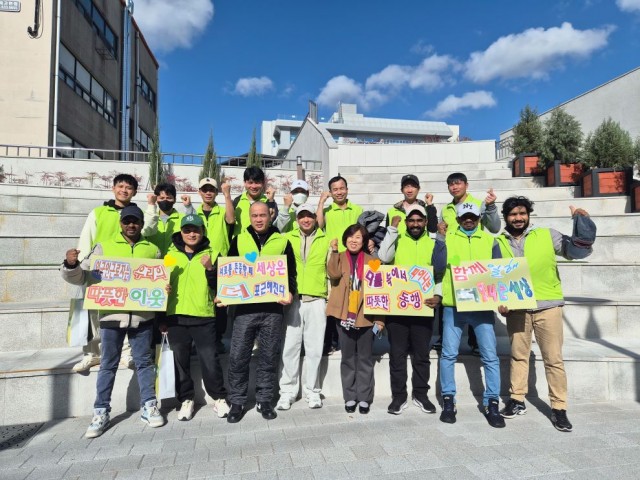 19-2. 보도사진(거제외국인근로자지원센터， 글로벌 봉사단과 함께 핫팩 나눔 행사 실시)1.jpg