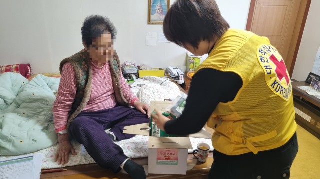 5-2. 관련사진(거제시치매안심센터，기억을 지키는 건강한 한입! 맞춤형 영양꾸러미 지원).jpg